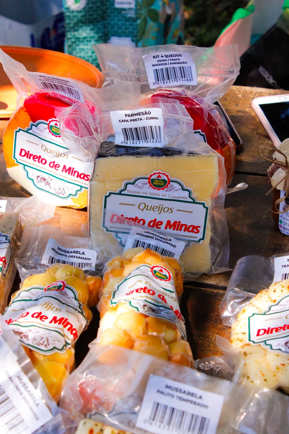 Peças embaladas da Direto de Minas na banca: parmesão capa preta, mussarela e palitos