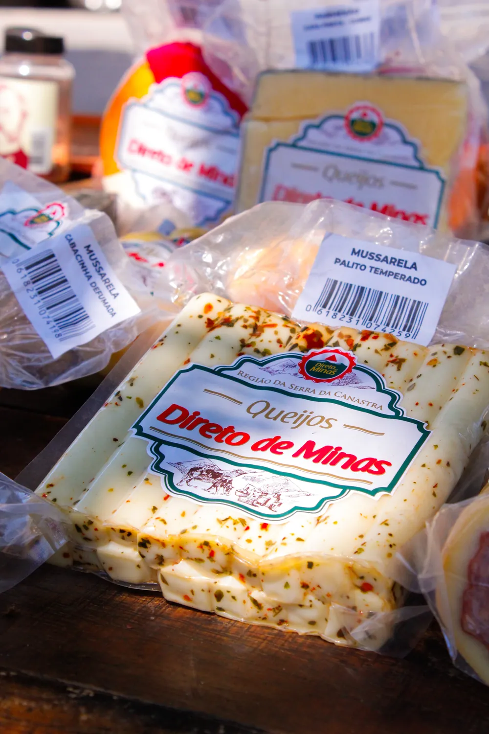 Mussarela palito temperado e outras peças da Direto de Minas com rótulo